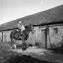 Maurits op zijn paard met een van zijn dochers